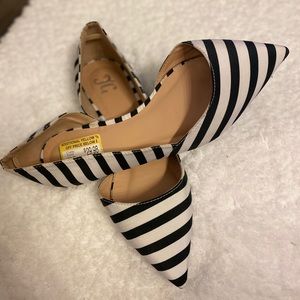 Journee Collection flats